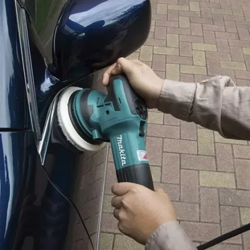 Test Makita BO6050J : la ponceuse excentrique qui veut tout faire (ponçage et polissage)