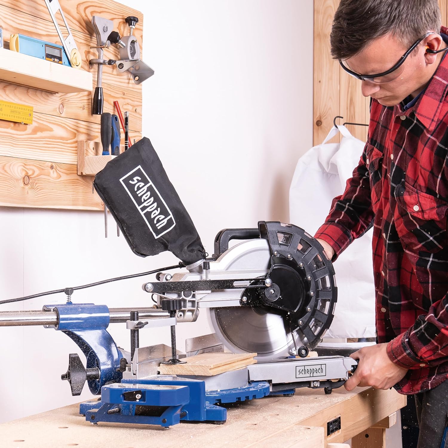 Scie à onglets avec démarrage progressif & laser HM254 - 2000W - Lame Ø255mm - Largeur/hauteur de coupe : 340mm x 90mm -Scie radiale - 2ème lame incluse Unique