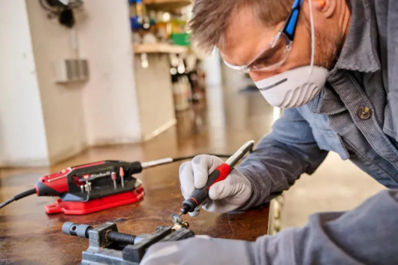 Outil de meulage et de gravure TC-MT 150 E (150 W, variateur électronique, 35 000 tr/min max., système de blocage d’arbre, vendu avec 117 accessoires) Filaire