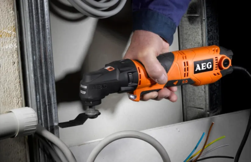 Outil Multifonction OMNI 300 – Tête Interchangeable, Moteur 300W, Accessoires multiples, Polyvalent pour Découpe, Ponçage, Déjointage – Idéal Chantier et Rénovation