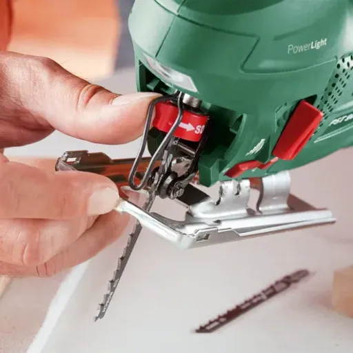Test Bosch Scie Sauteuse PST 900 PEL : du bricolage sans vibrations