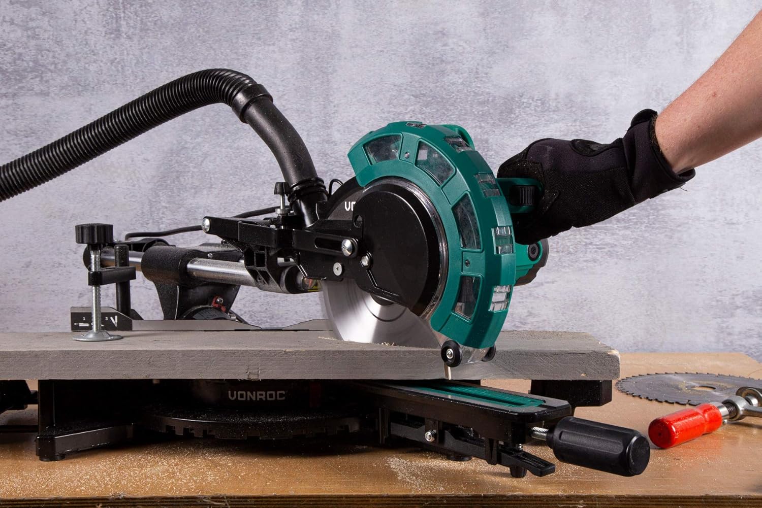 Scie à Onglet Radiale 2000W - Lame de Scie Ø 216 mm 40 Dents, Largeur de Coupe 340 mm - Laser, LED, 2 Rallonges de Table Inclus - Bras de Guidage à Double Roulement, Précision Planches Larges 2000 W - 216 mm