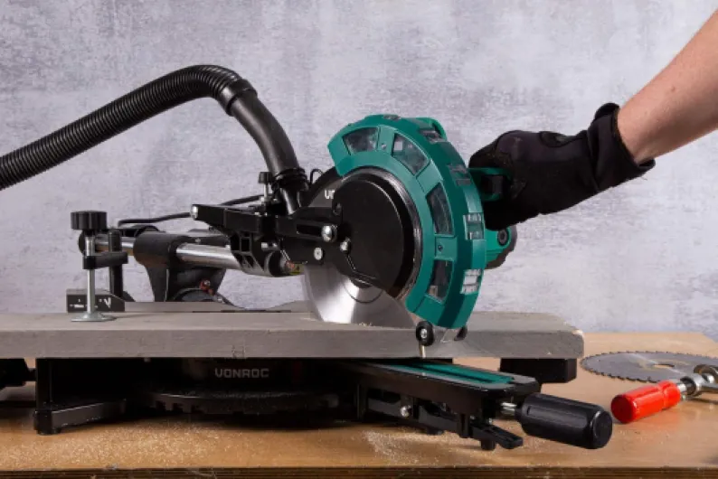 Scie à Onglet Radiale 2000W - Lame de Scie Ø 216 mm 40 Dents, Largeur de Coupe 340 mm - Laser, LED, 2 Rallonges de Table Inclus - Bras de Guidage à Double Roulement, Précision Planches Larges 2000 W - 216 mm