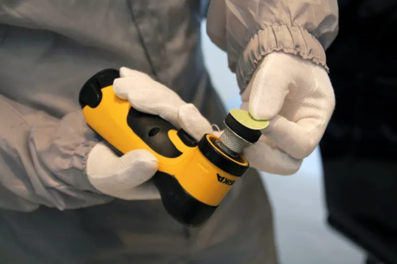 Mirka AROS-B 150NV / Ponceuse excentrique sans fil à feuilles abrasives pour papier abrasif Ø 32mm Feuilles abrasives/max - 12V / Batterie 2.5Ah incluse/course 5.0mm / 8991150312