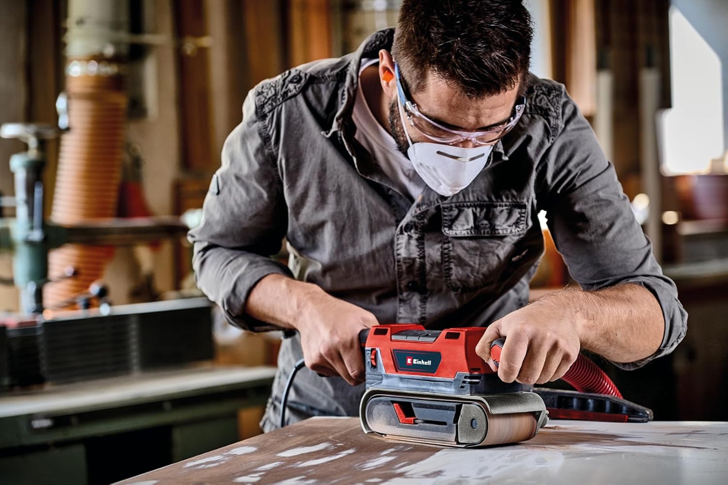 Ponceuse à bande TE-BS 850 E (850 W, vitesse 400 m/min, réglage fin de la course de la bande, système d’aspiration des poussières, permet aussi un usage stationnaire, avec accessoires) Puissance : 850 W