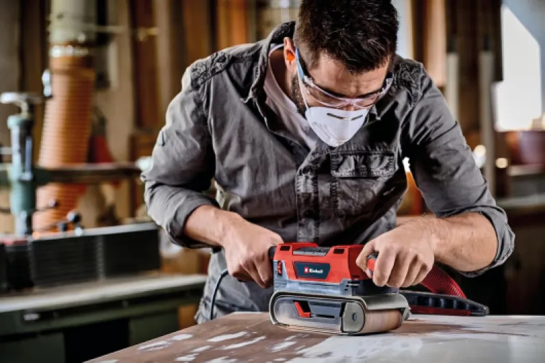 Ponceuse à bande TE-BS 850 E (850 W, vitesse 400 m/min, réglage fin de la course de la bande, système d’aspiration des poussières, permet aussi un usage stationnaire, avec accessoires) Puissance : 850 W