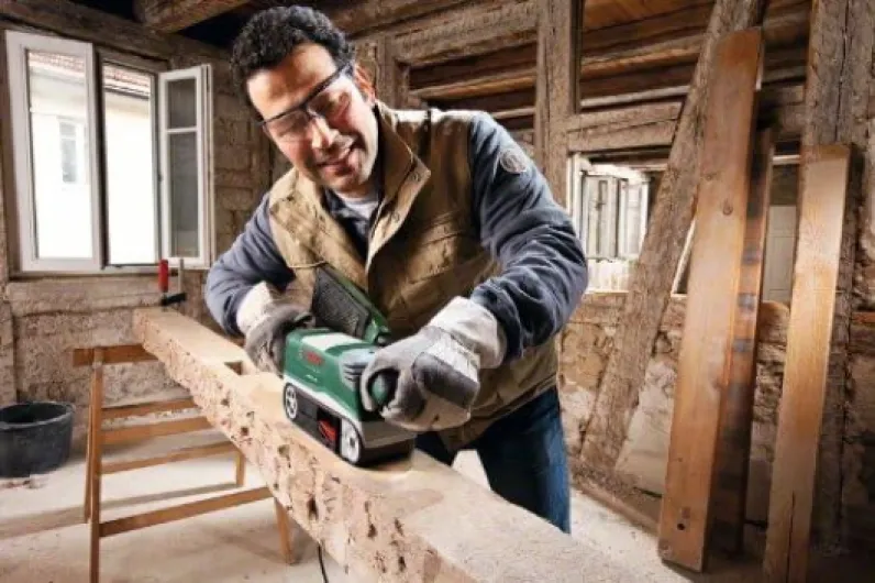 Ponceuse à bande PBS 75 AE (750 watts, dans un carton)