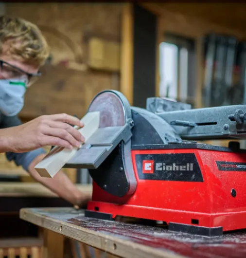 Ponceuse stationnaire à bande et à disque Einhell TE-US 400 (400 W, plateau de ponçage Ø 150 mm, bande abrasive 100 x 914 mm, vitesse max - de la bande 348 m/min, accessoires inclus)