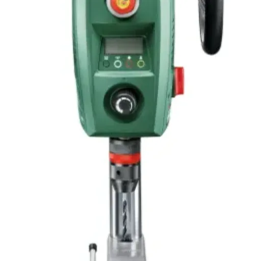 Test Bosch PBD 40 : la perceuse à colonne de bricoleur qui tient sur un établi