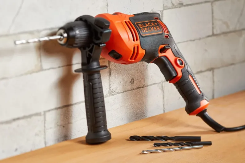 BLACK+DECKER Perceuse à percussion filaire haute performance de 710 W, 0-2800 tr/min, avec 4 forets et boîte de kit, BEH710K-QS 710 W Perceuse à Percussion