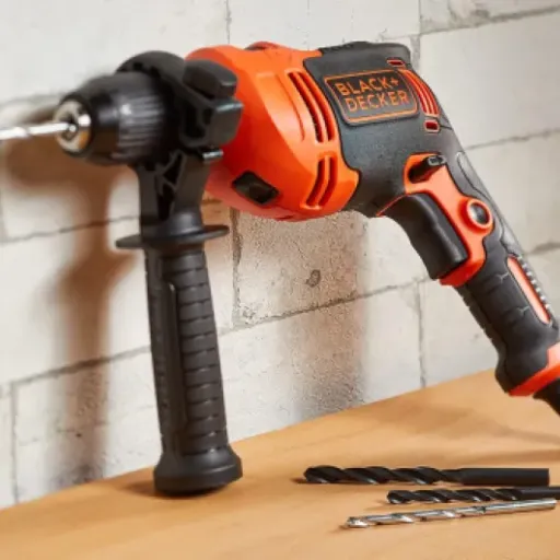Test BLACK+DECKER BEH710K-QS : la perceuse à percussion filaire simple qui fait le job pour le bricolage maison