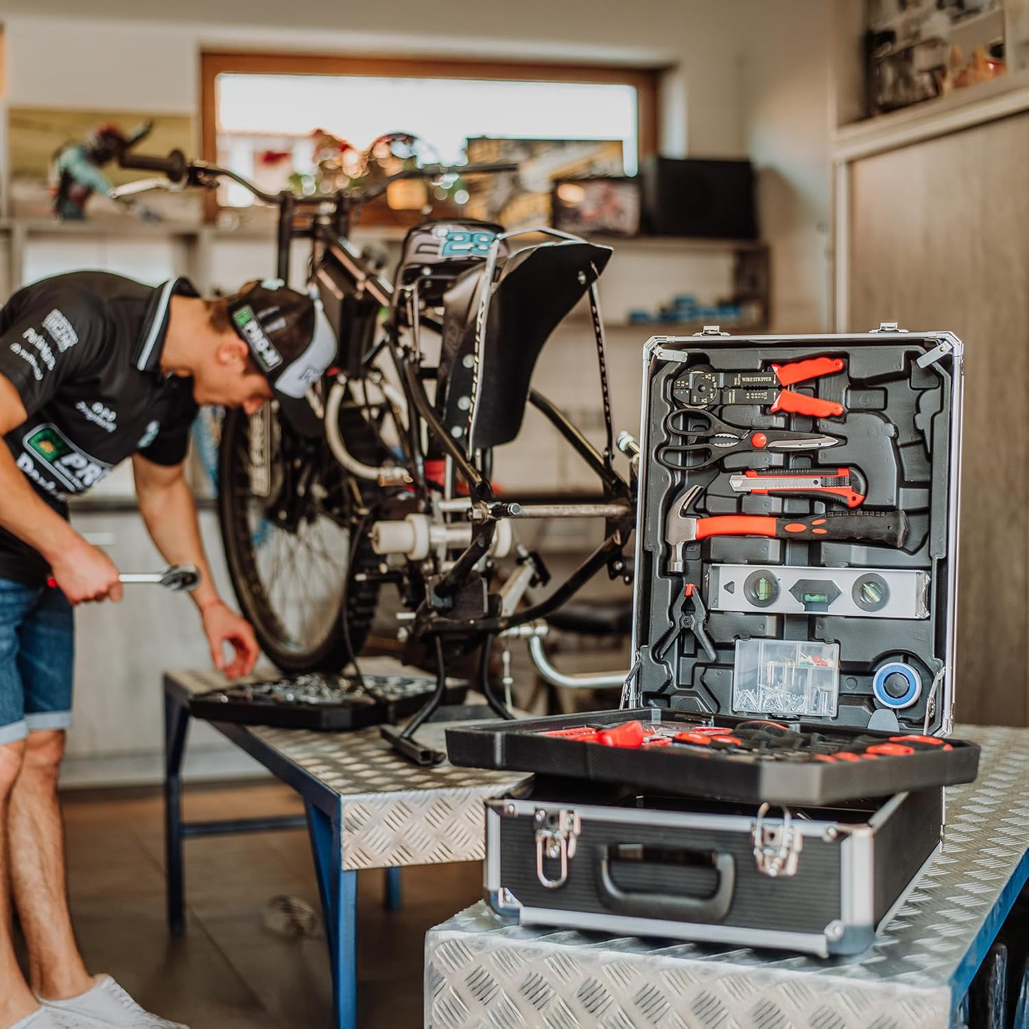 KANWOD Valise a outils 1500 pièces, Kit Bricolage pour Hobby et Travaux Domestiques, Mallette en Aluminium, Caisse a outils pour atelier, maison, Inclus clés à molette, marteau
