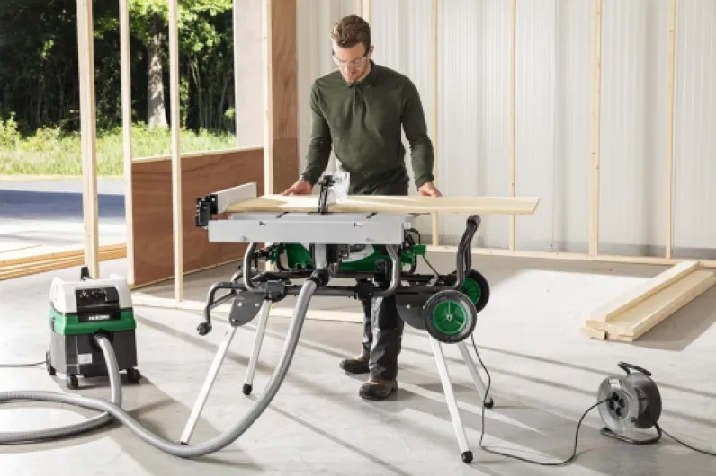 HiKOKI C10RJ Scie Circulaire de Table, 1500W, Lame 255mm, Frein Électrique - Hauteur de coupe 79mm à 90°, démarrage progressif, table extensible 880x709mm, guide parallèle et d'angle inclus