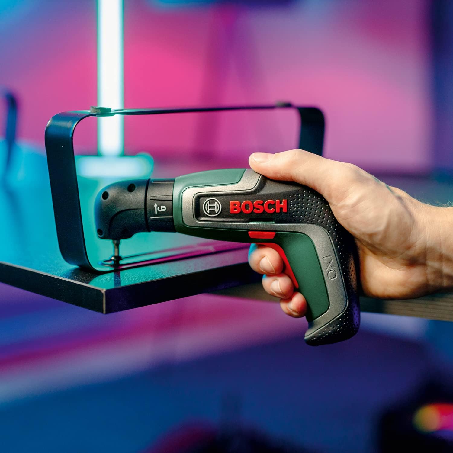 Bosch Visseuse compacte sans fil IXO Kit (7e génération ; 3,6 V ; 2,0 Ah ; 5,5 Nm ; adaptateur de renvoi d'angle incluse ; câble micro-USB ; visse jusqu'à 190 vis; livré dans un carton) IXO Exclusive IXO Exclusive