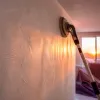 La ponceuse girafe : l’alliée précise pour murs et plafonds en rénovation